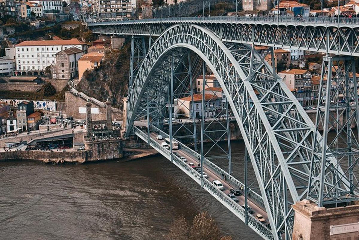 uma vista aérea de uma ponte sobre um rio