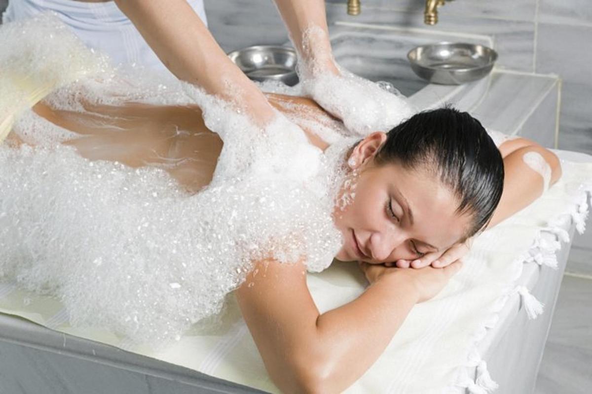 una donna in una vasca da bagno ricoperta di zucchero