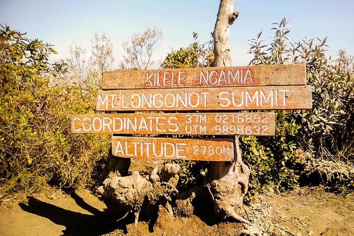un cartel en medio de un camino de tierra