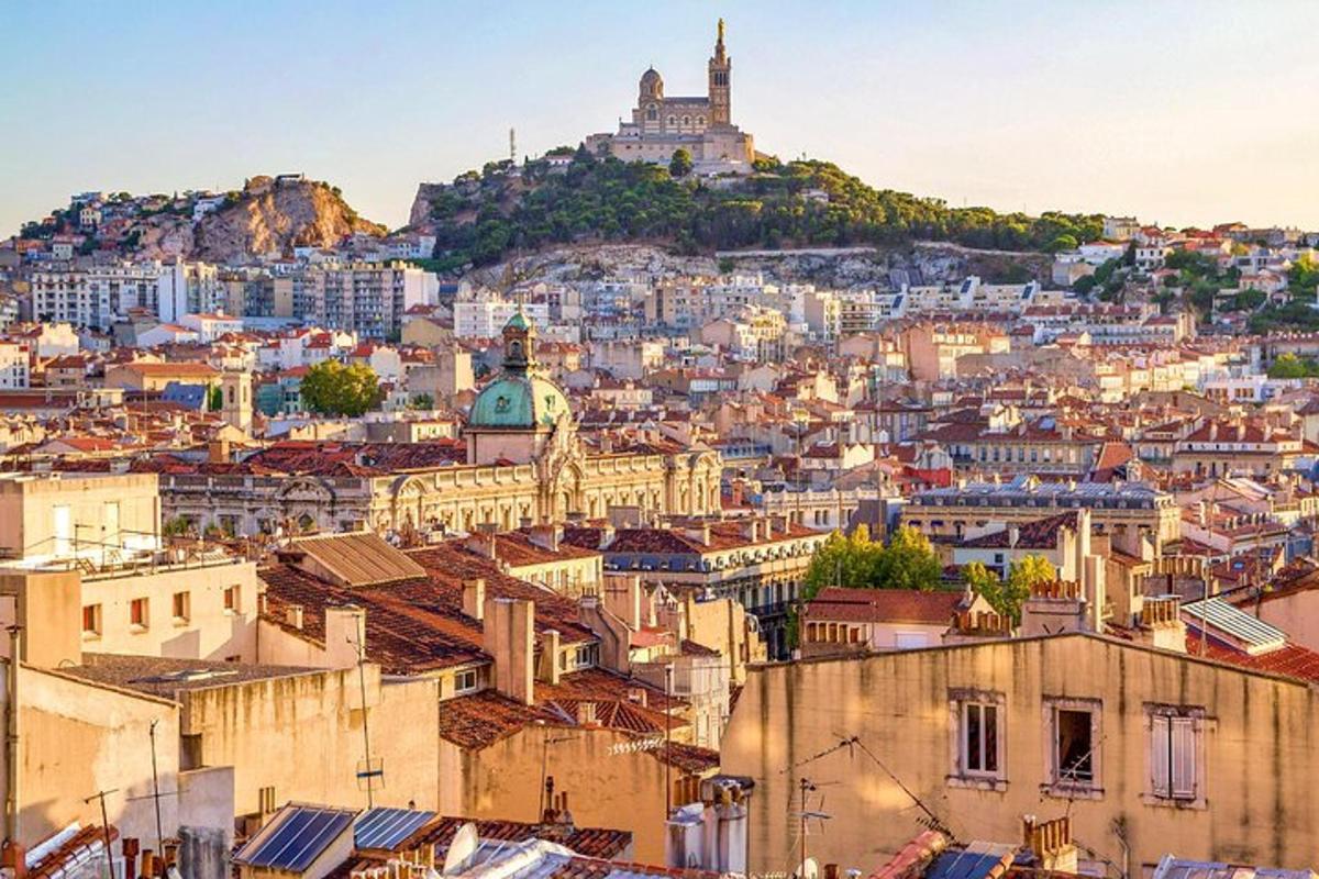 Una vista de la ciudad de Lyon con un castillo en una colina.