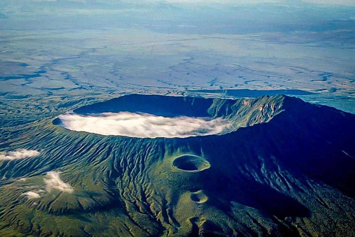 Una vista aérea de una montaña con un cuerpo de agua.