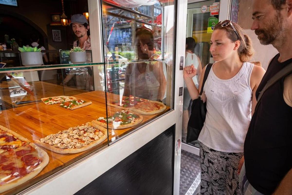 eine Frau steht vor einer Pizzeria