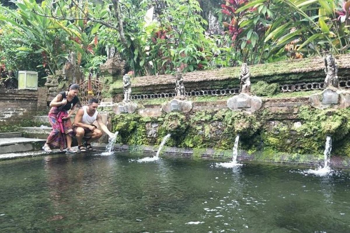 due persone sedute sui gradini vicino a una fontana