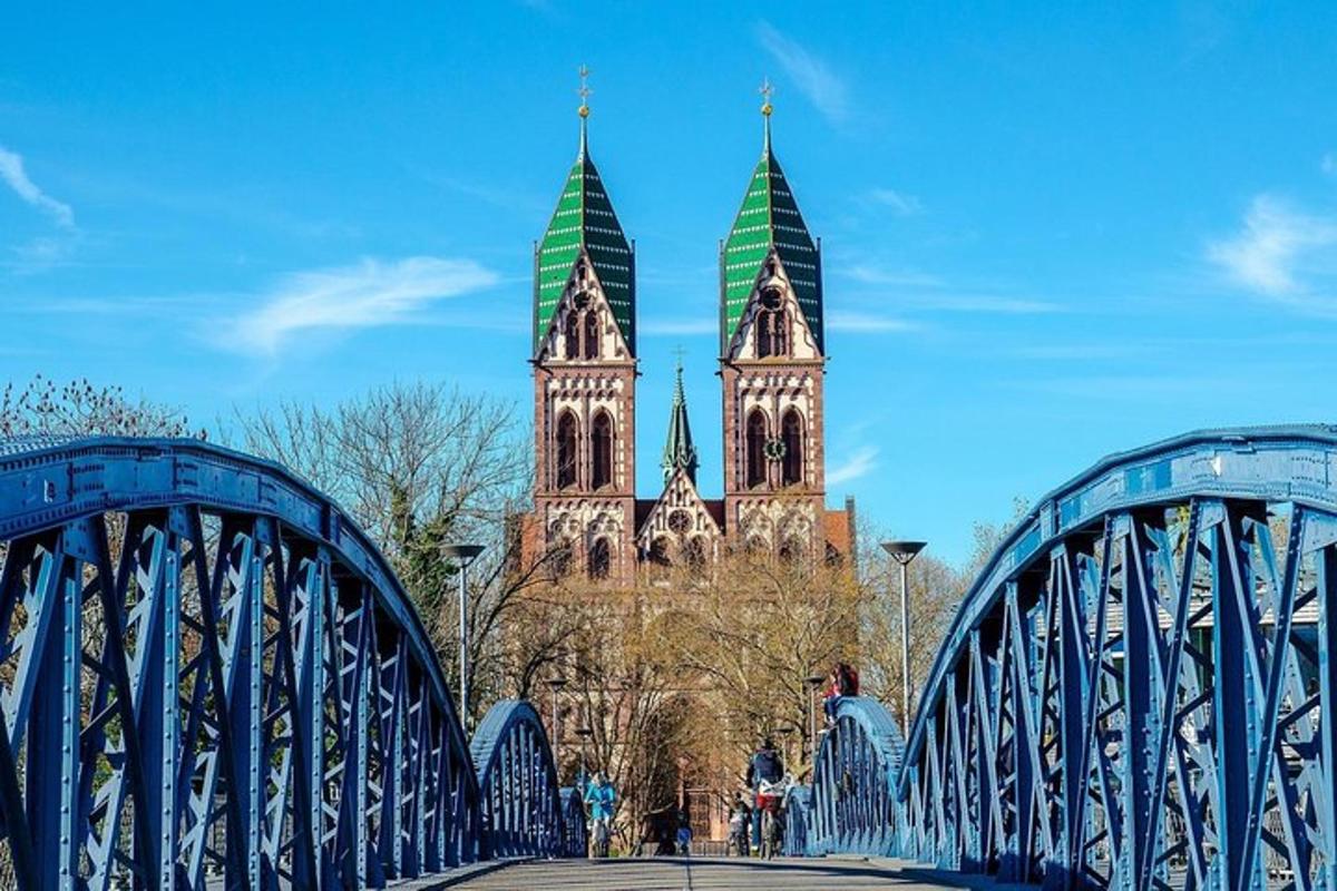 un pont davant d'un edifici amb una catedral