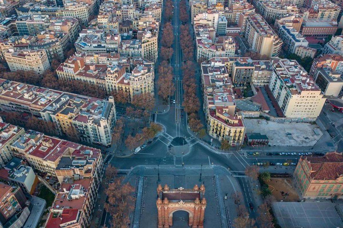 una vista aérea de una ciudad con una torre
