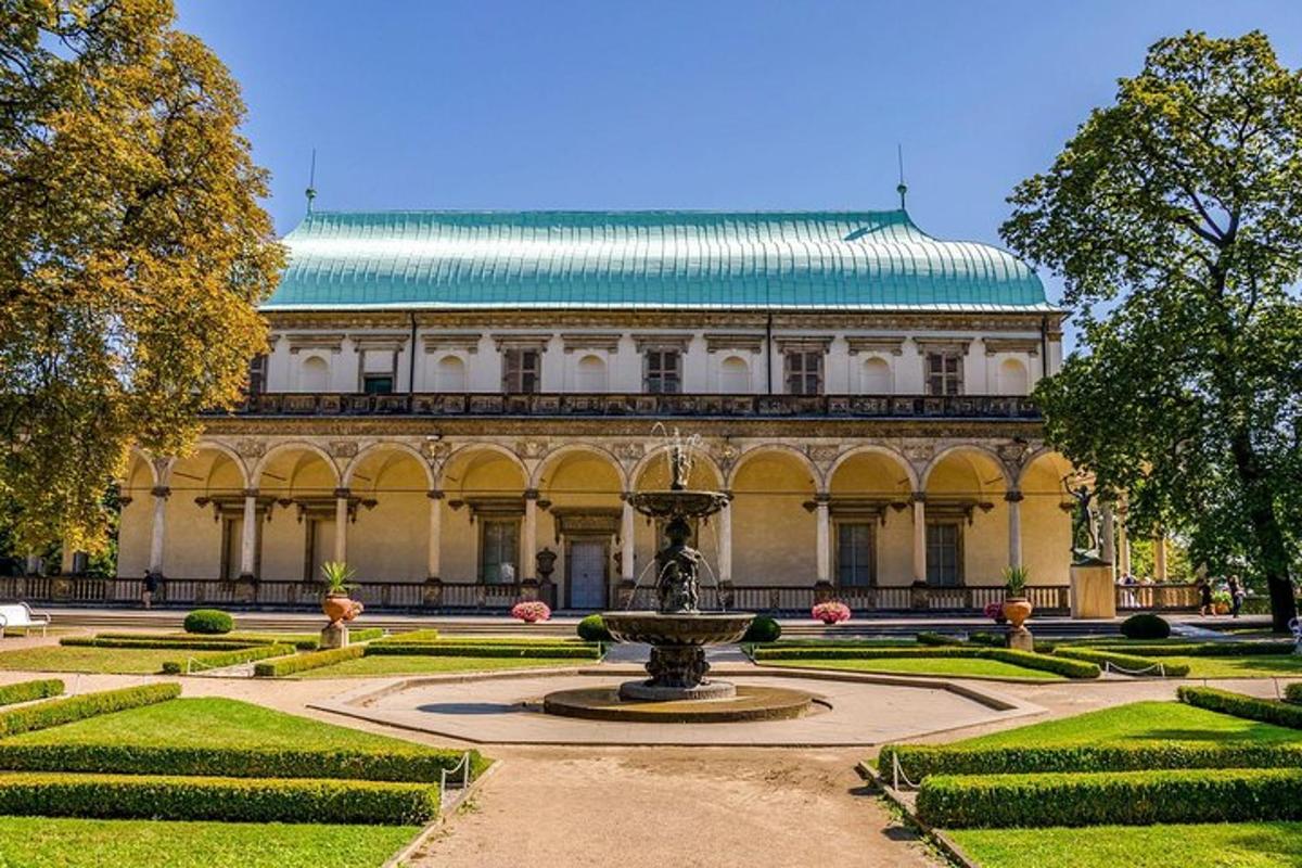 budova s fontánou uprostřed zahrady