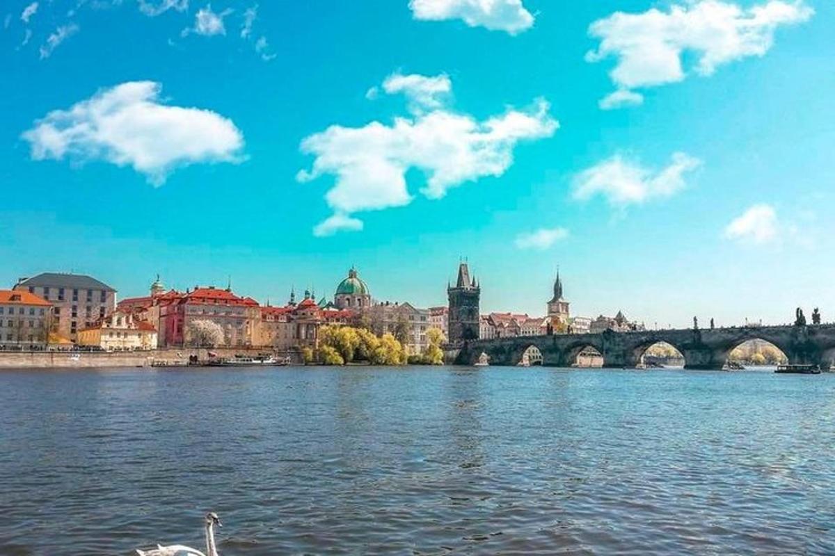 une vue d'une ville avec un pont sur l'eau