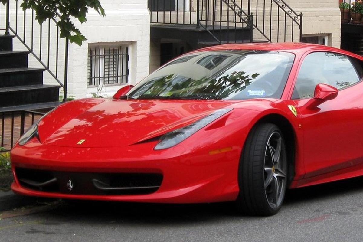 červené auto zaparkované na parkovišti