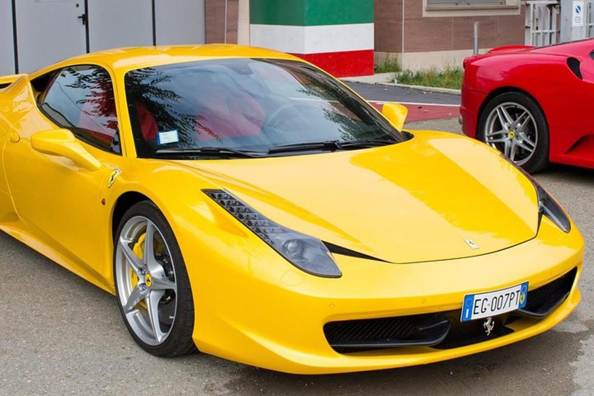 un'auto sportiva gialla parcheggiata in un parcheggio