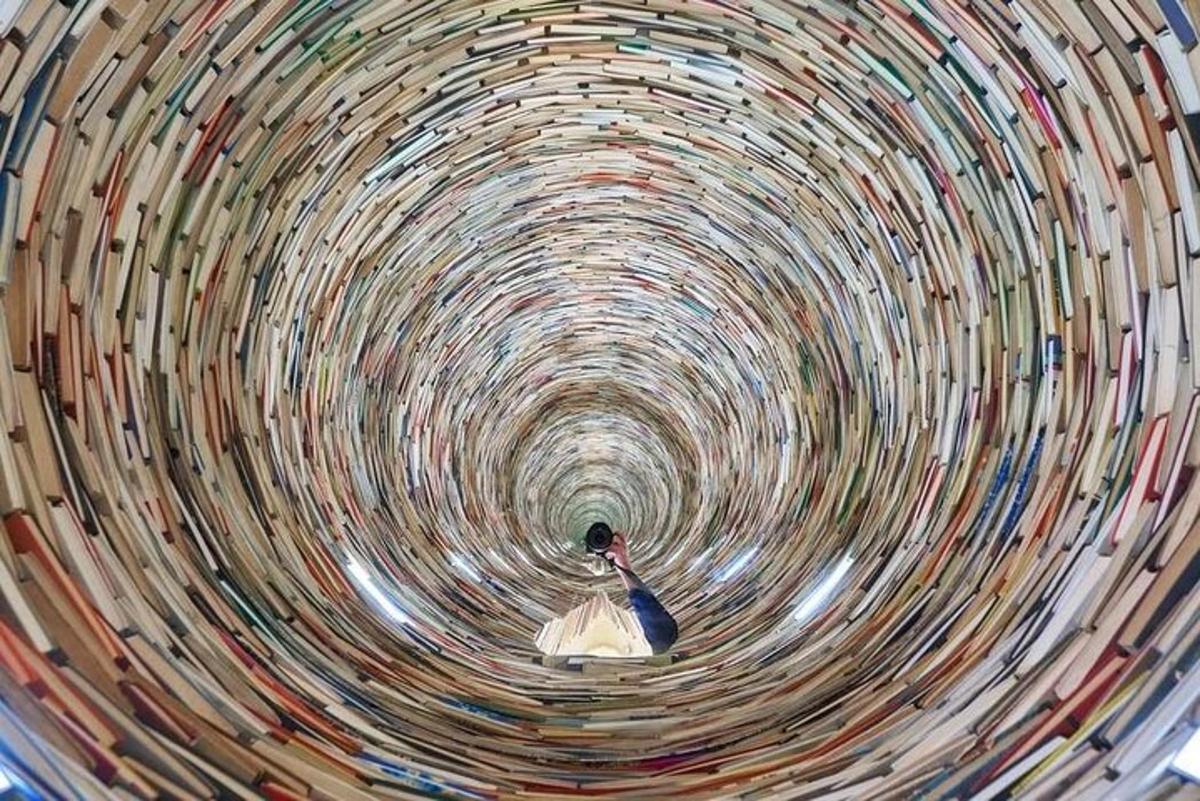 um pavão está parado em um redemoinho de arte