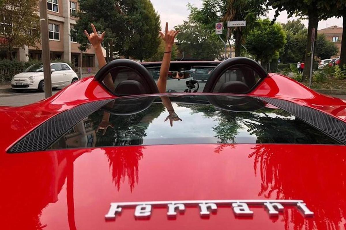 Ένα άτομο κάθεται πάνω σε ένα κόκκινο αυτοκίνητο