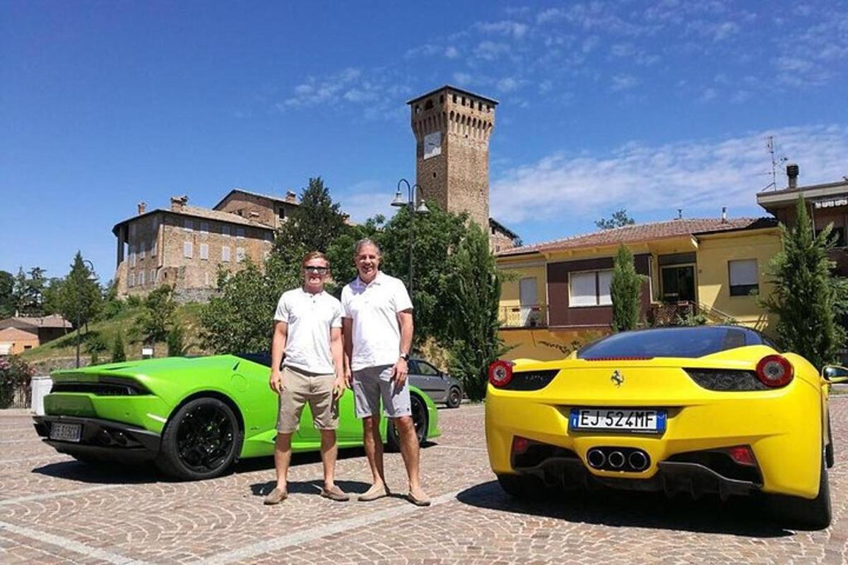 dva muži stojí vedle žlutého borghini