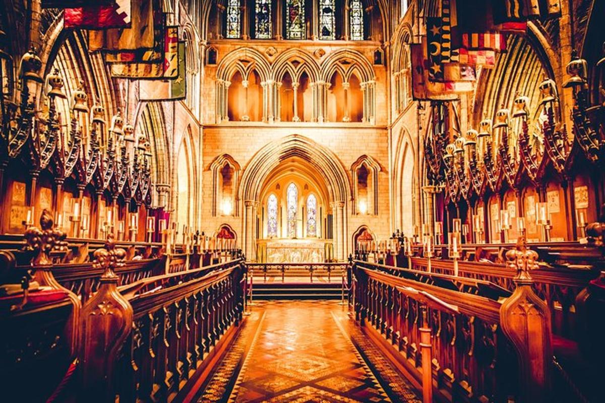 sebuah katedral besar dengan banyak bangku di dalamnya