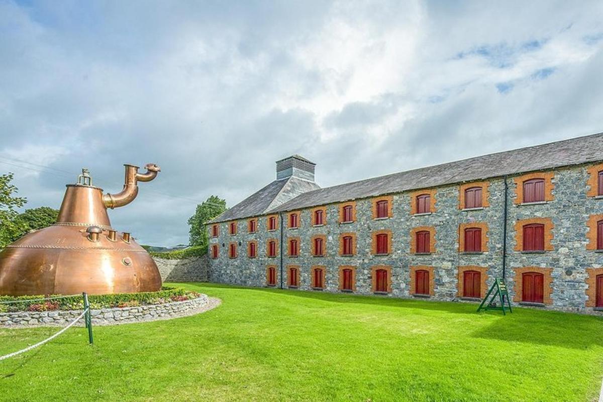 un grand bâtiment avec une grosse cloche devant lui