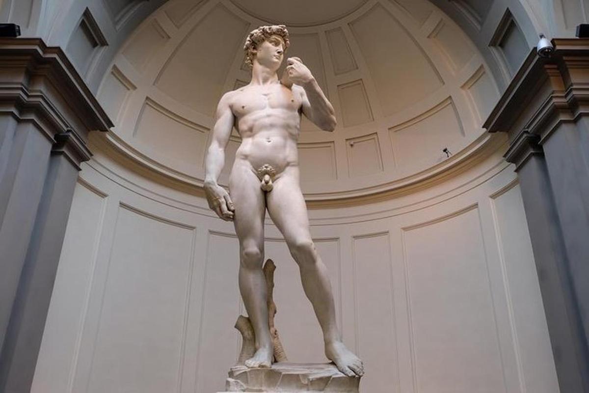 Una estatua de un hombre de pie en una habitación.