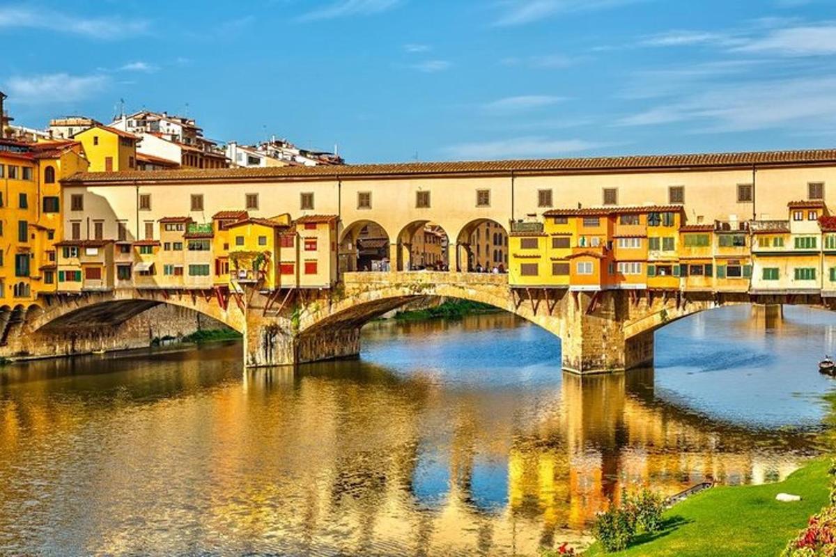 Un puente sobre un río en una ciudad con edificios.