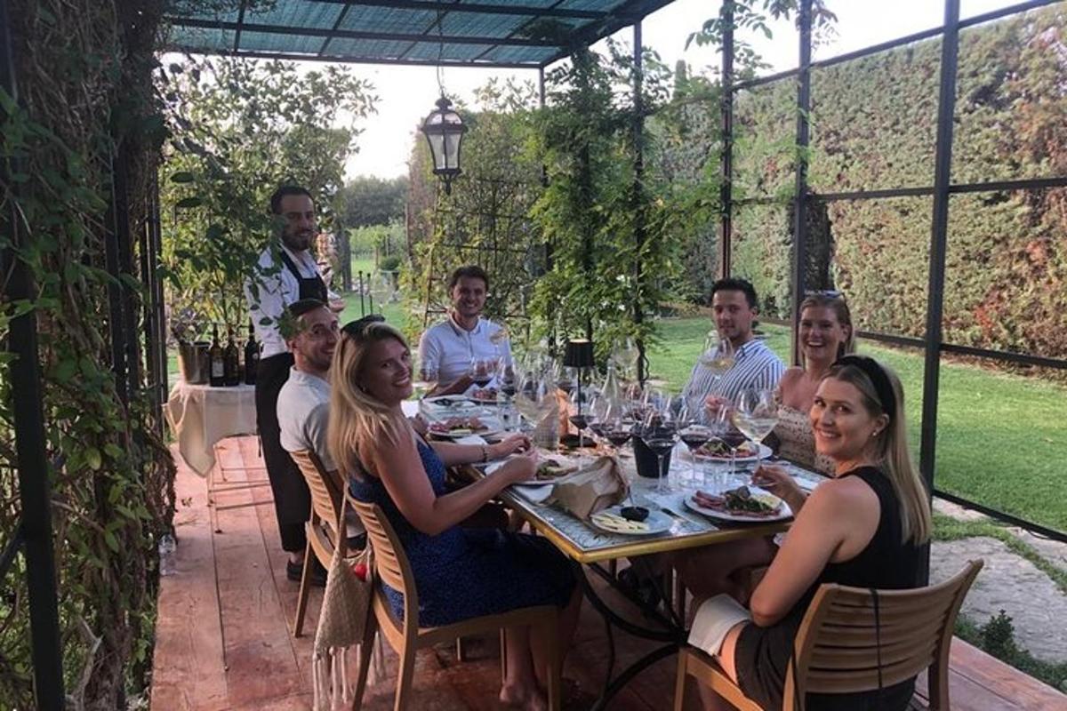 un gruppo di persone sedute attorno a un tavolo da pranzo