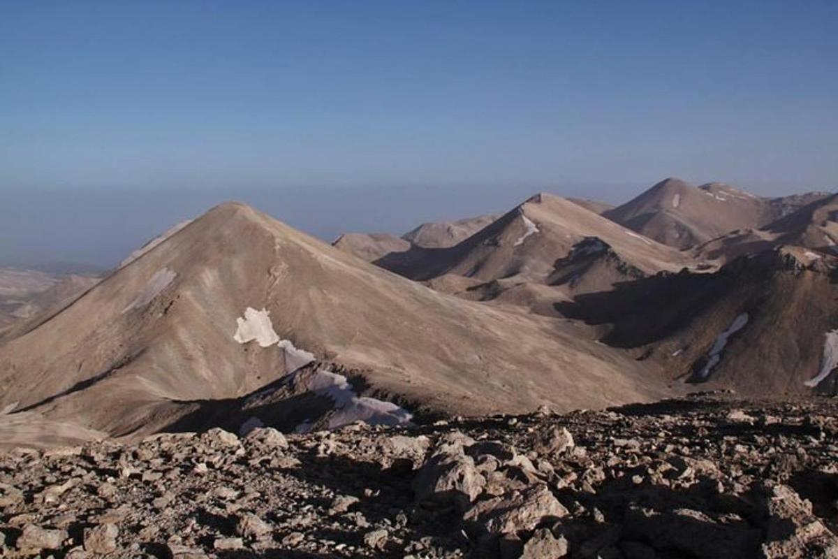 una vista di una catena montuosa con rocce