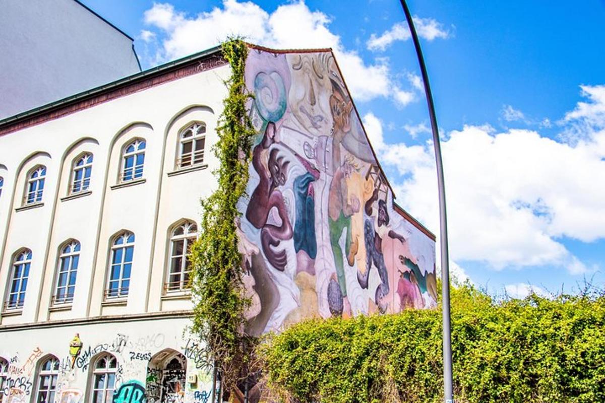 un murale sul lato di un edificio