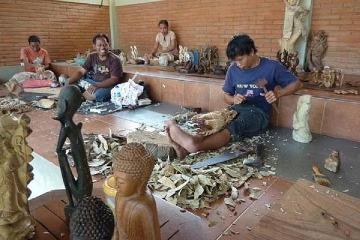 一群人坐在房间里制作雕塑