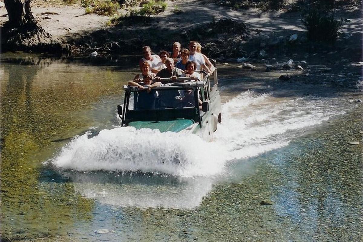 eine Gruppe von Menschen auf einer Fahrt im Wasser