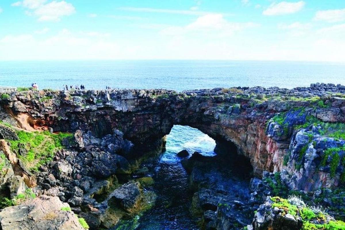 海の上の岩だらけの崖にあるアーチ