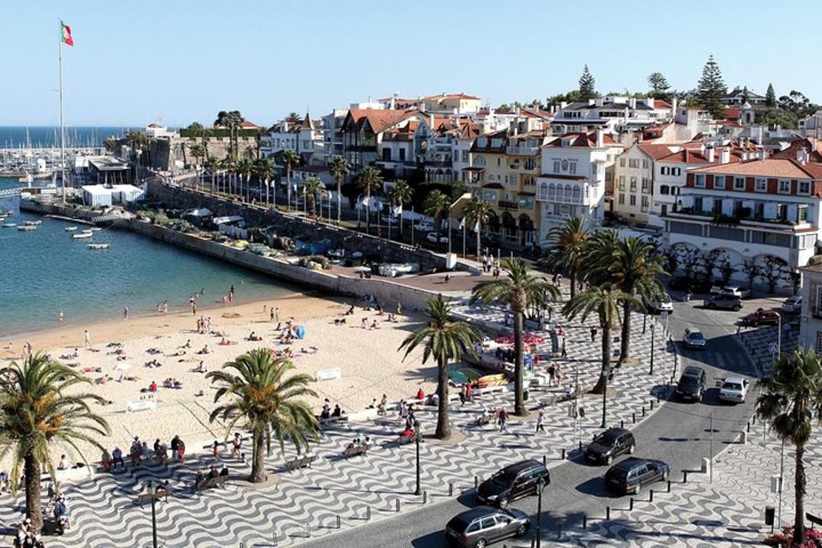 egy pálmafás strand és emberek a homokban