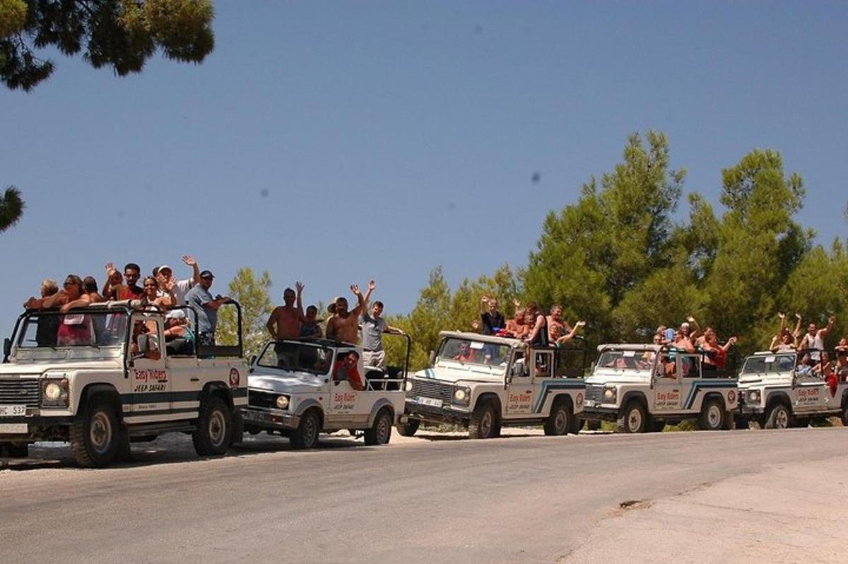 un gruppo di persone che viaggiano sul retro di camion bianchi