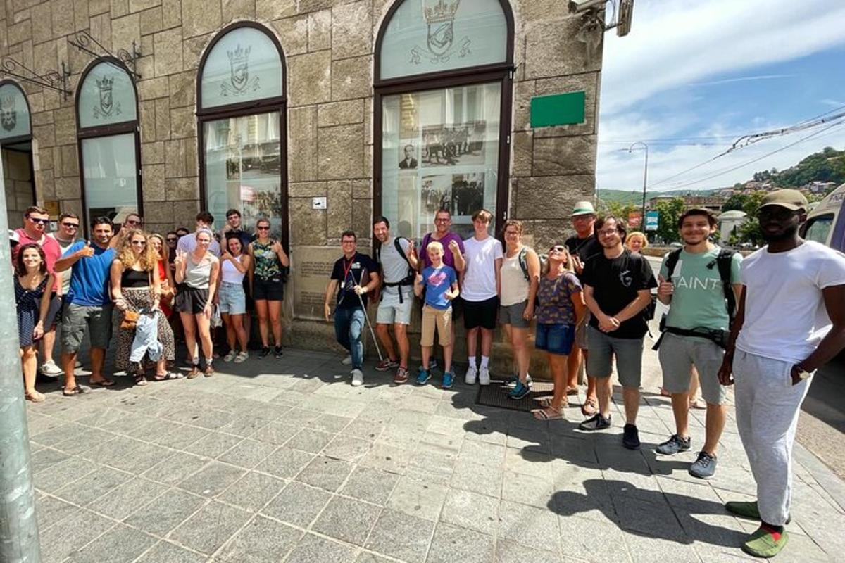un grup de persones dempeus davant d'un edifici