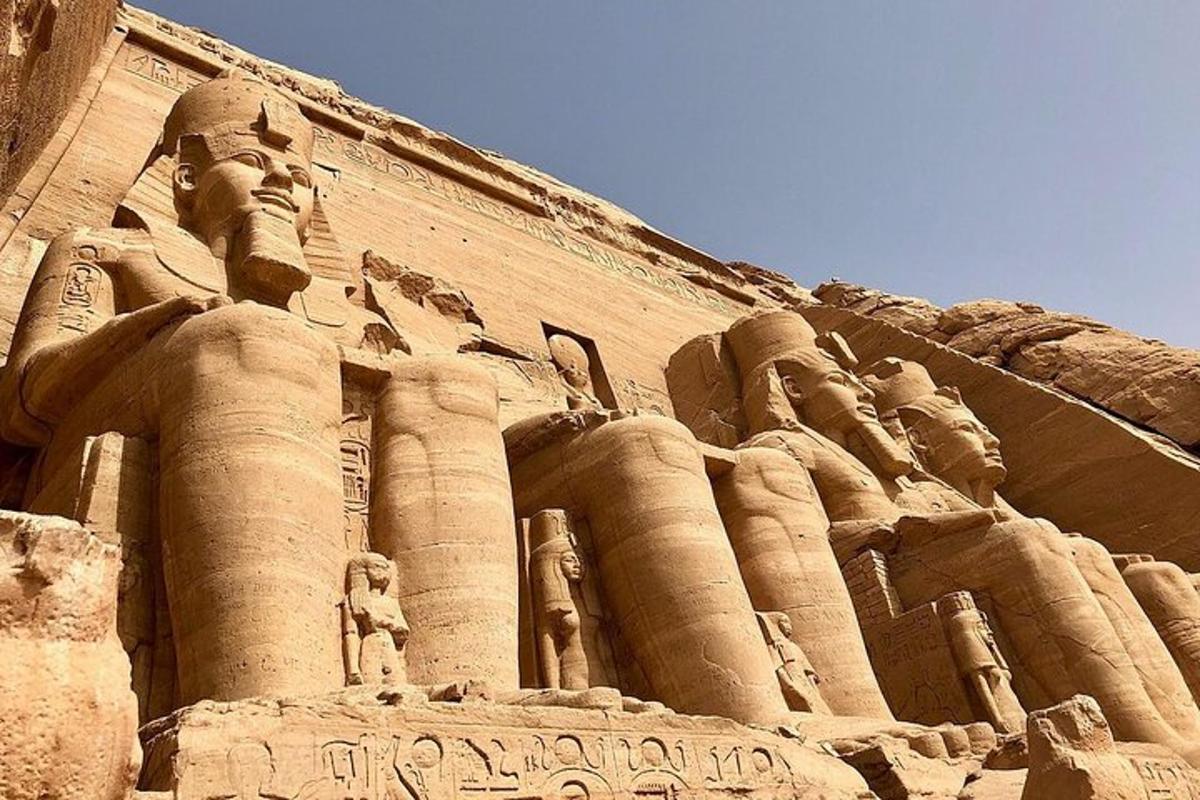 un antico edificio con statue ai lati