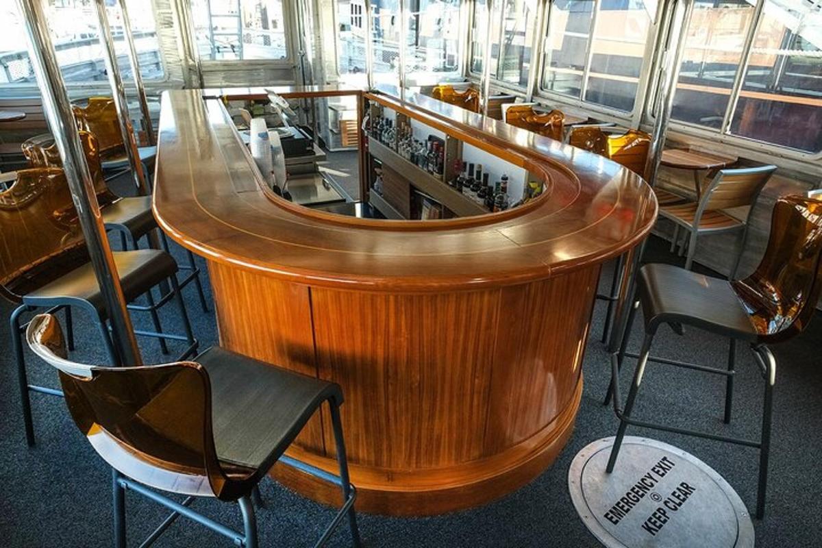 velký dřevěný bar v restauraci s židlemi