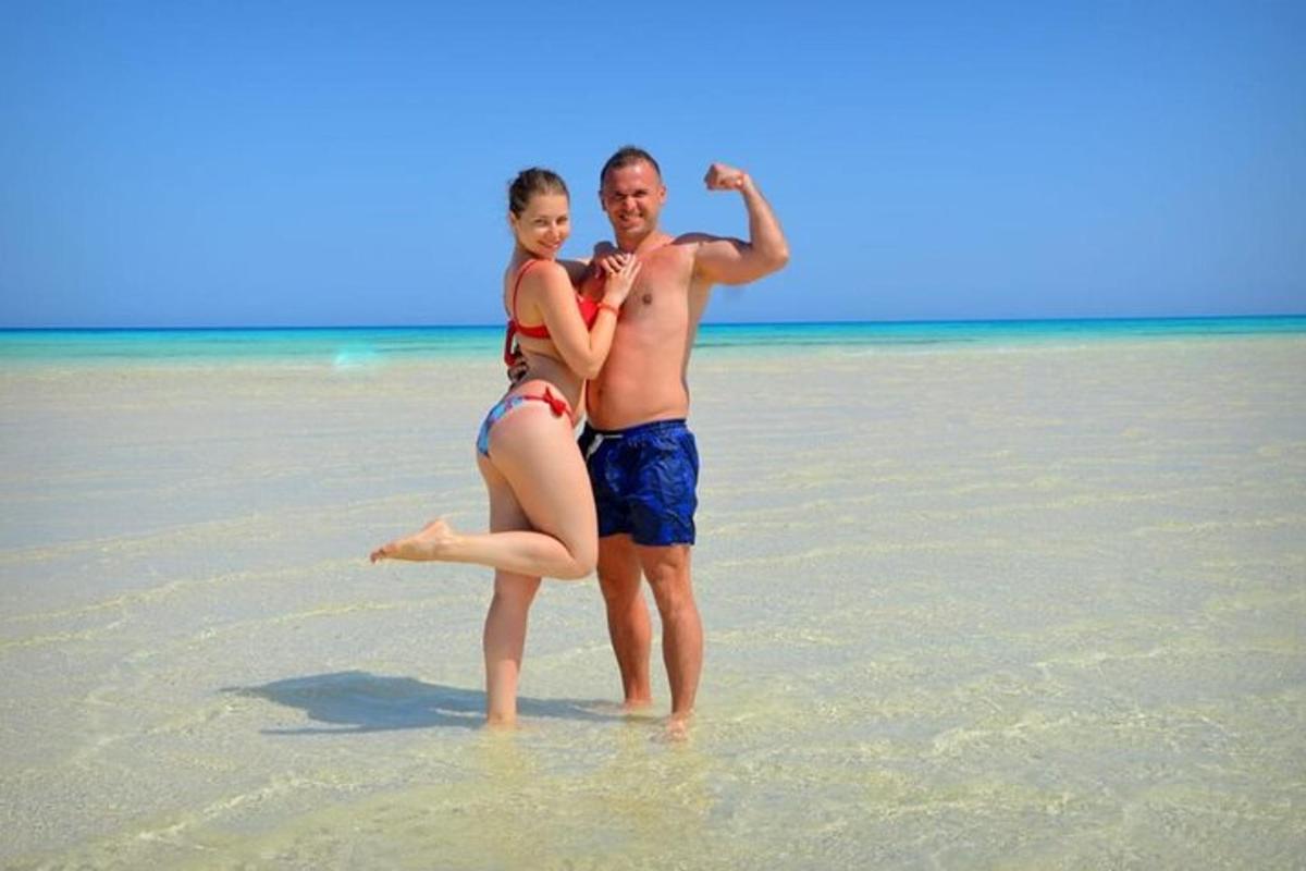 чоловік і жінка стоять у воді на пляжі
