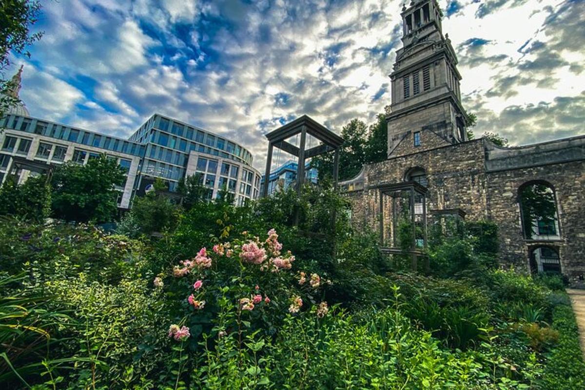 Un antiguo edificio de piedra con una torre de reloj en una ciudad.