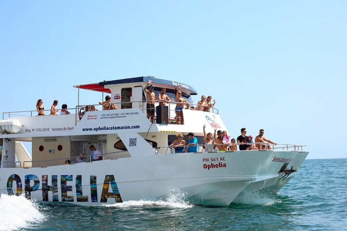 una barca con persone a bordo in acqua
