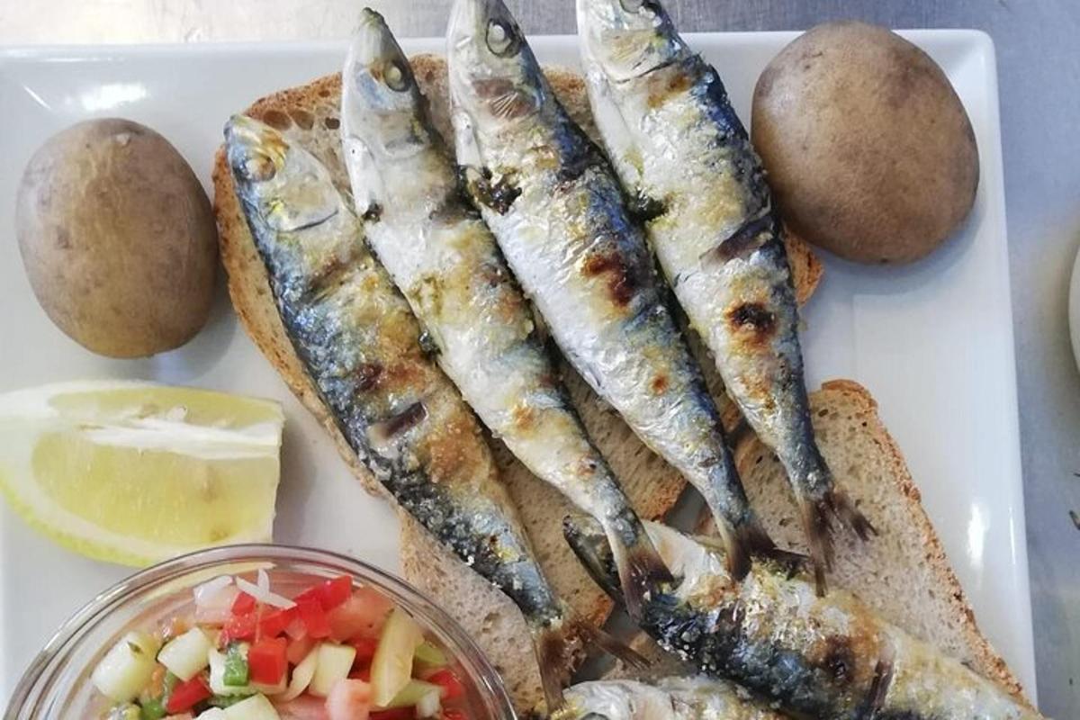 diskur með fiski og brauði og kartöflum