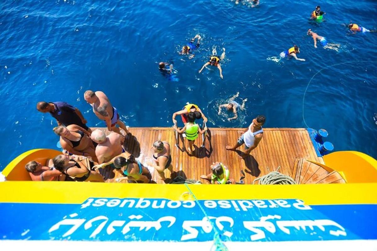 un gruppo di persone in acqua su una barca