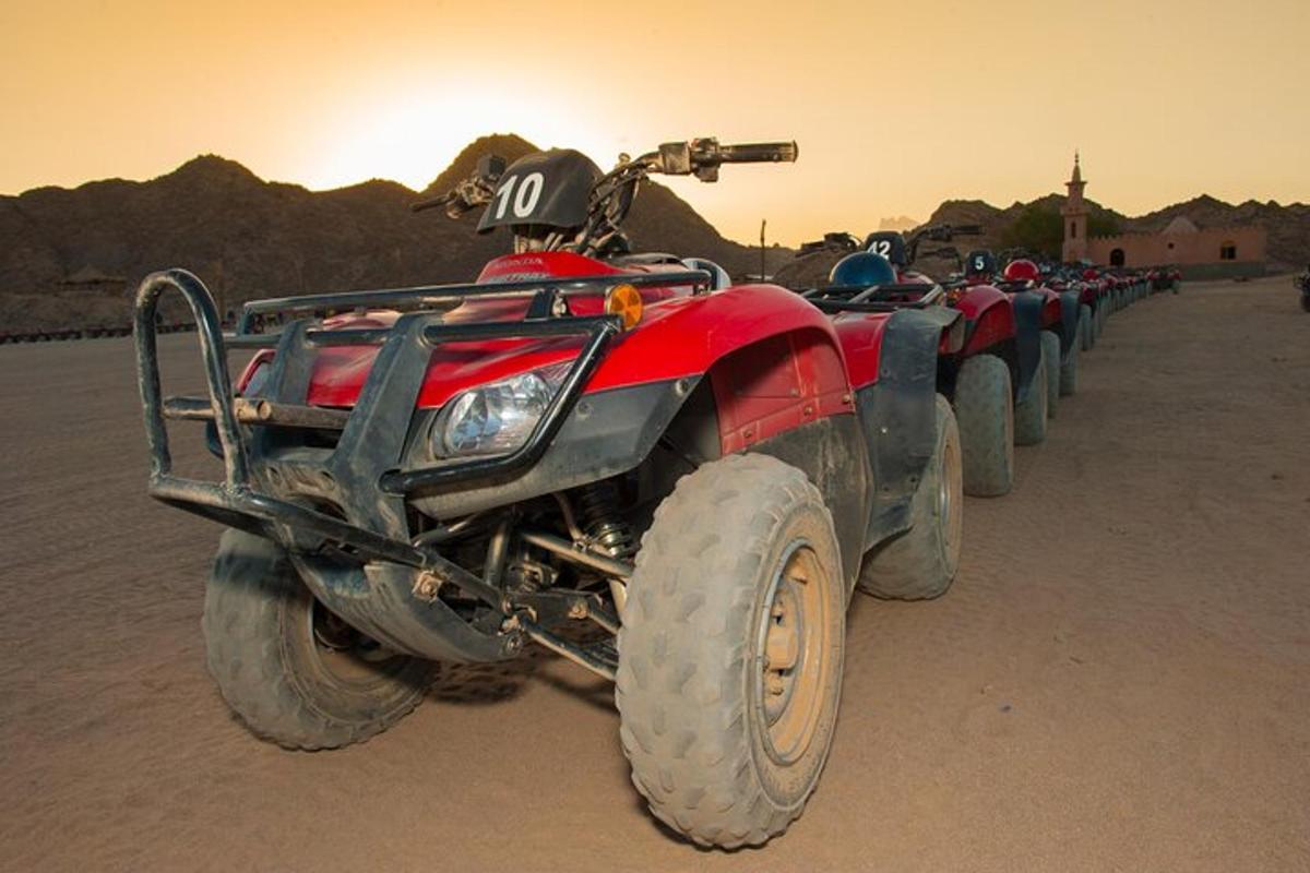 un fuoristrada rosso parcheggiato nel deserto