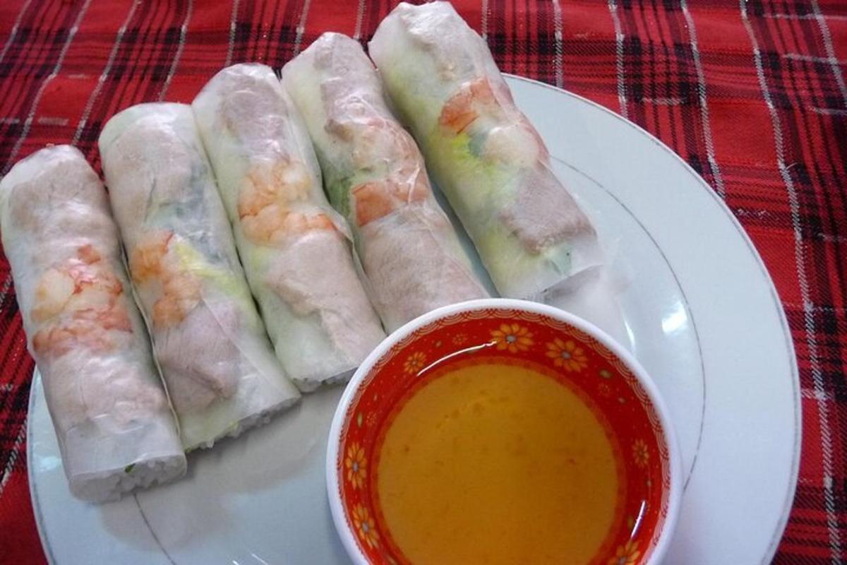 一盘三明治和一杯汤