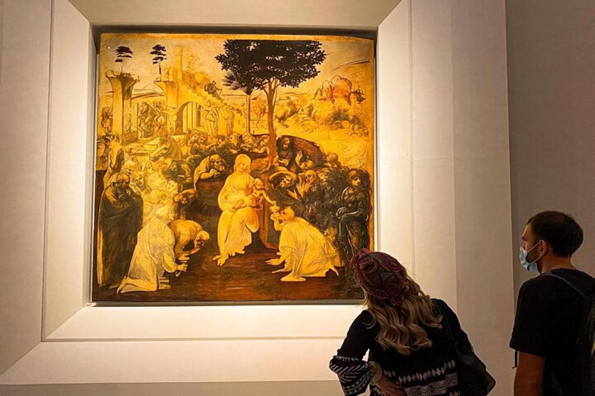 μια ομάδα ανθρώπων που κοιτάζει έναν πίνακα σε ένα μουσείο