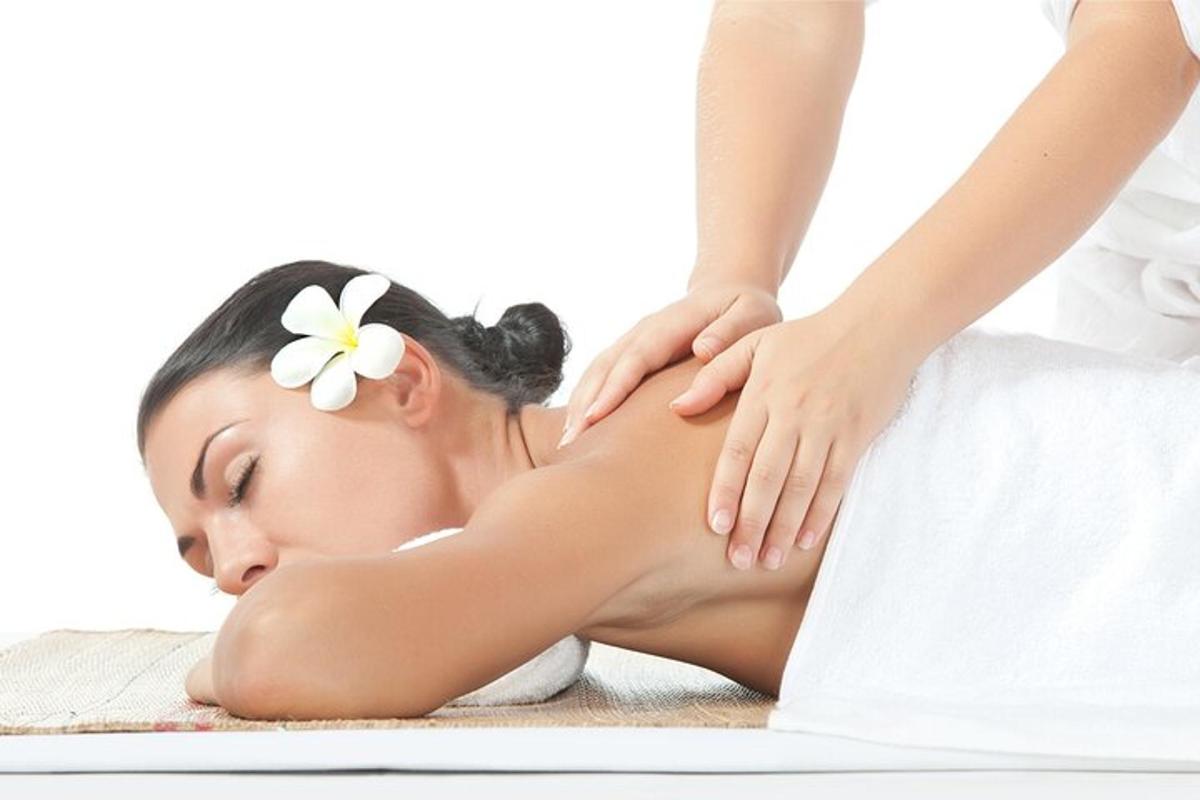 Una mujer en un spa recibiendo un masaje de espalda.