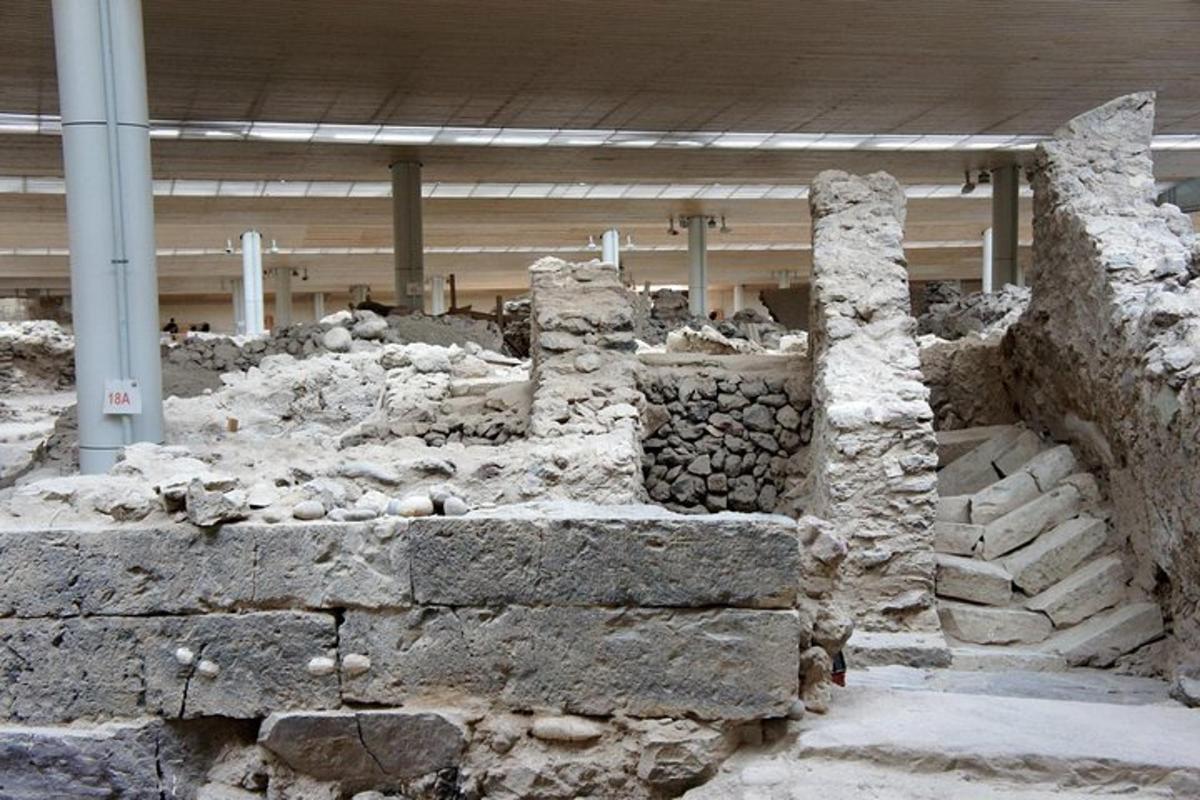 o grămadă de ruine într-o clădire