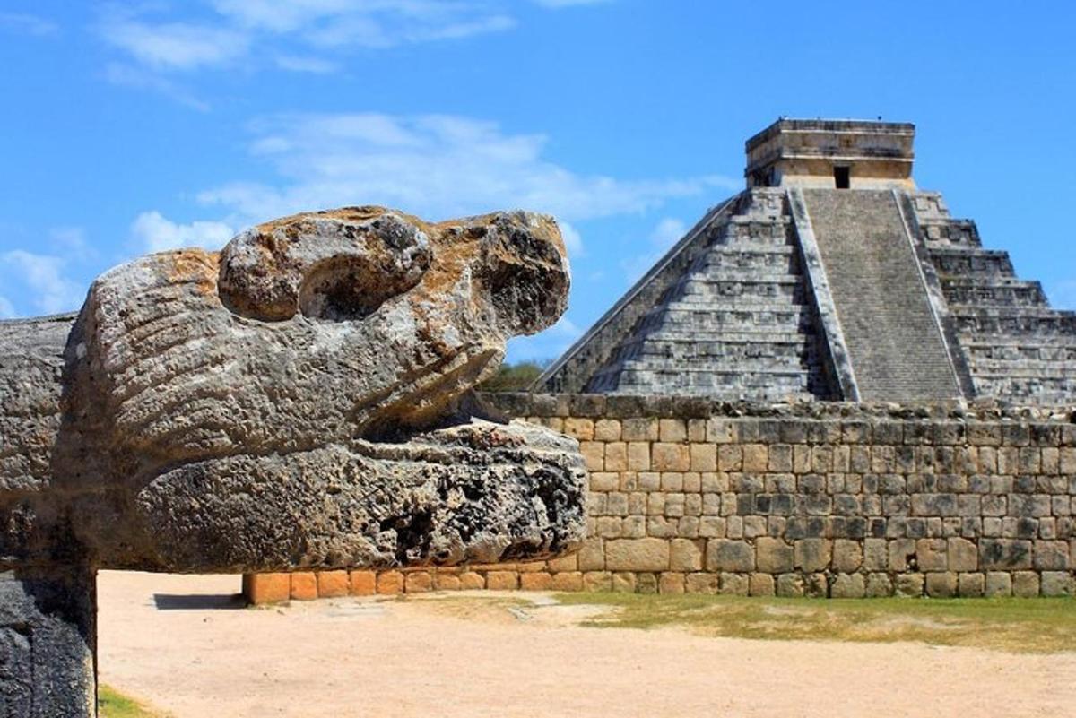 una estatua de un oso frente a una pirámide