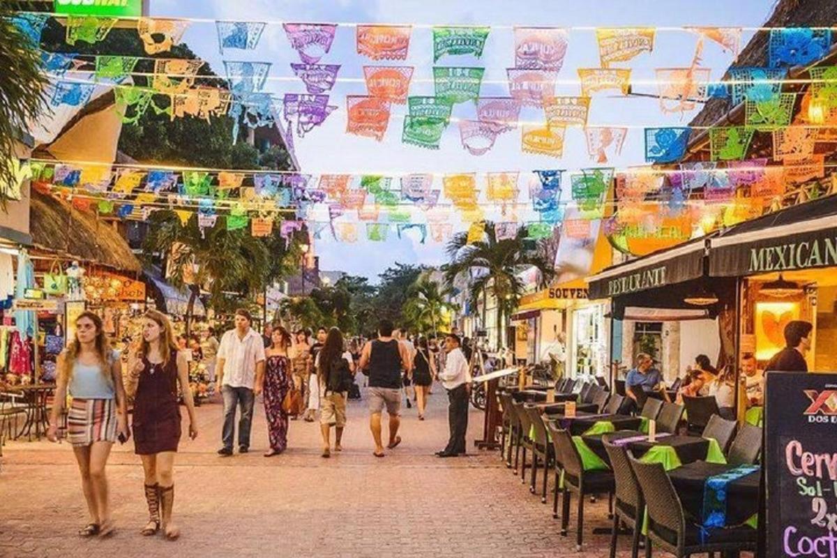 un gruppo di persone che camminano lungo una strada in una città