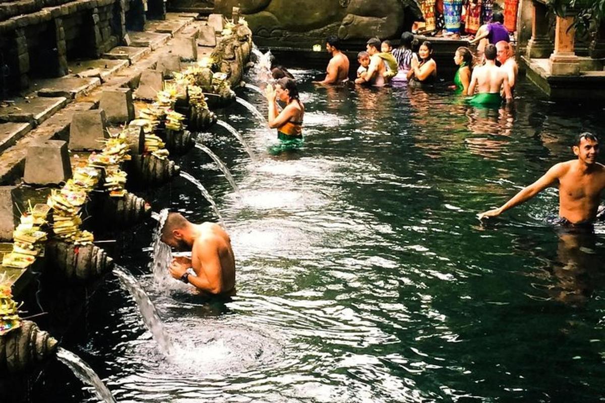 un grup de persones a l'aigua d'una font