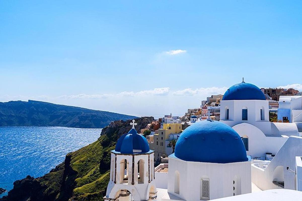 μια ομάδα κτιρίων με μπλε θόλους και τον ωκεανό