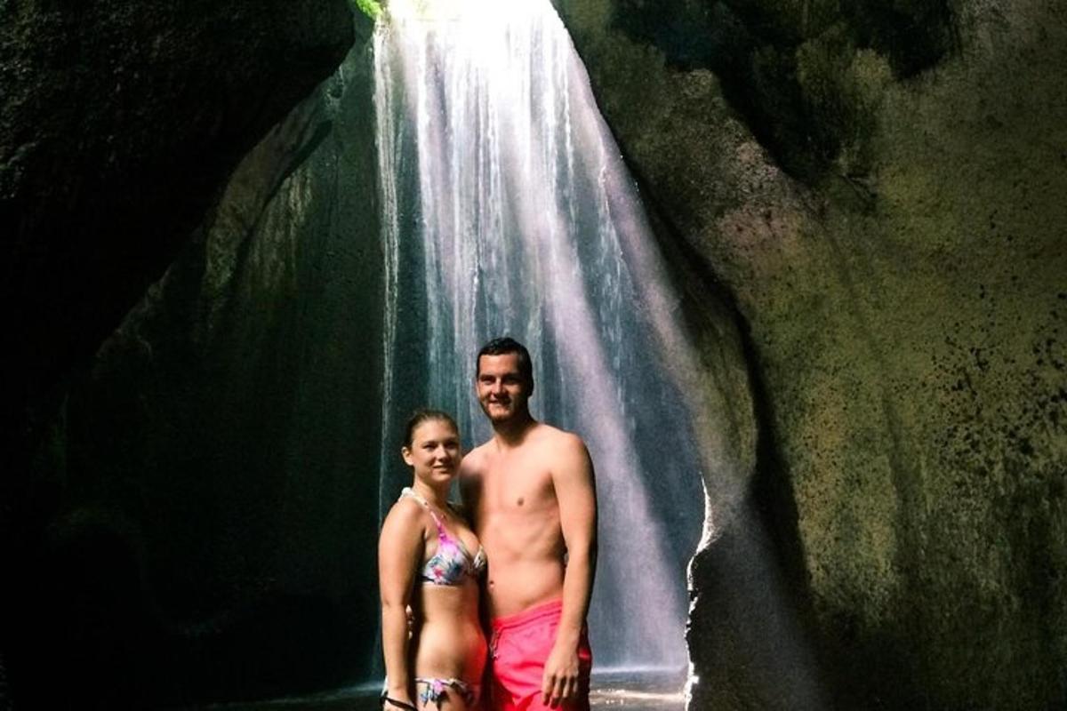 un home i una dona drets davant d'una cascada