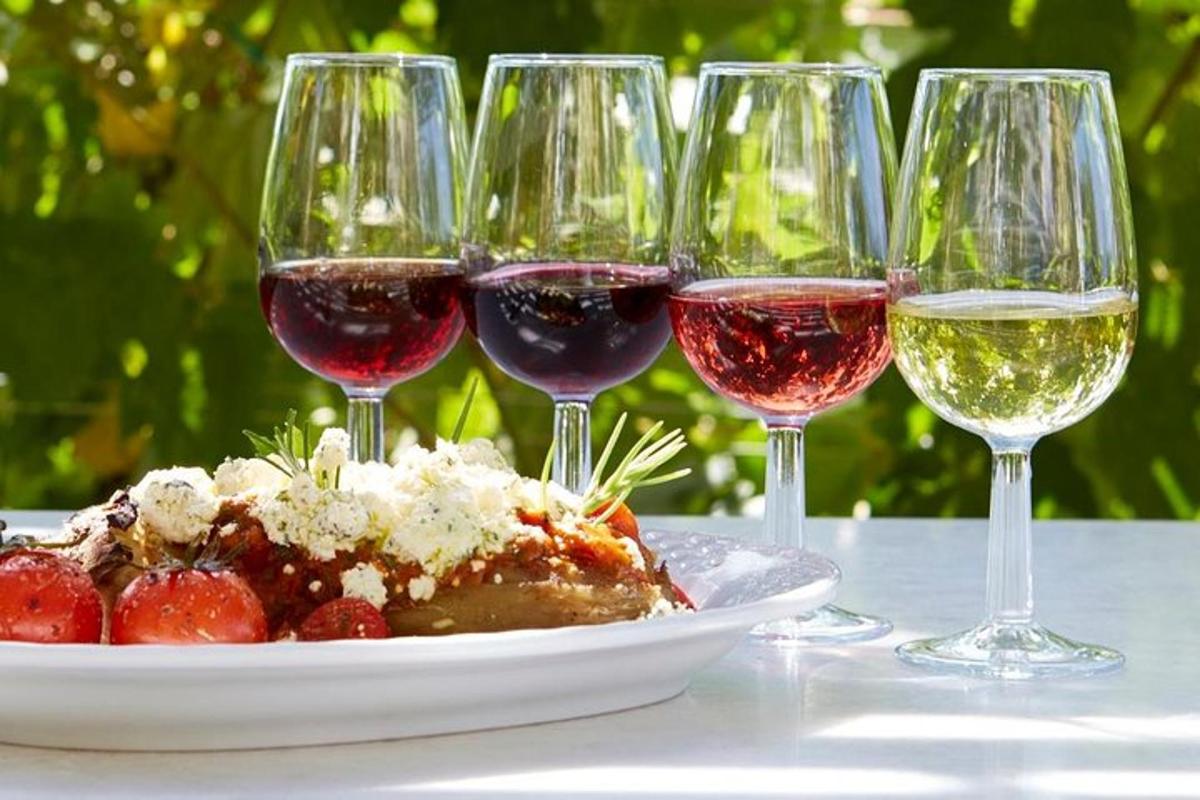 un piatto di cibo e bicchieri di vino su un tavolo