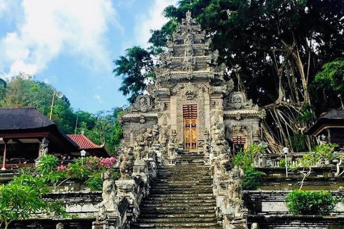 un gran edifici de pedra amb escales que condueixen a una porta