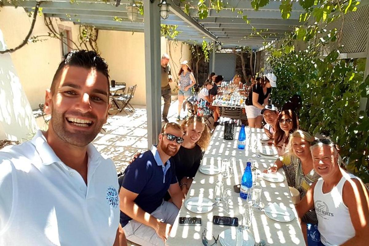 un gruppo di persone sedute attorno a un lungo tavolo