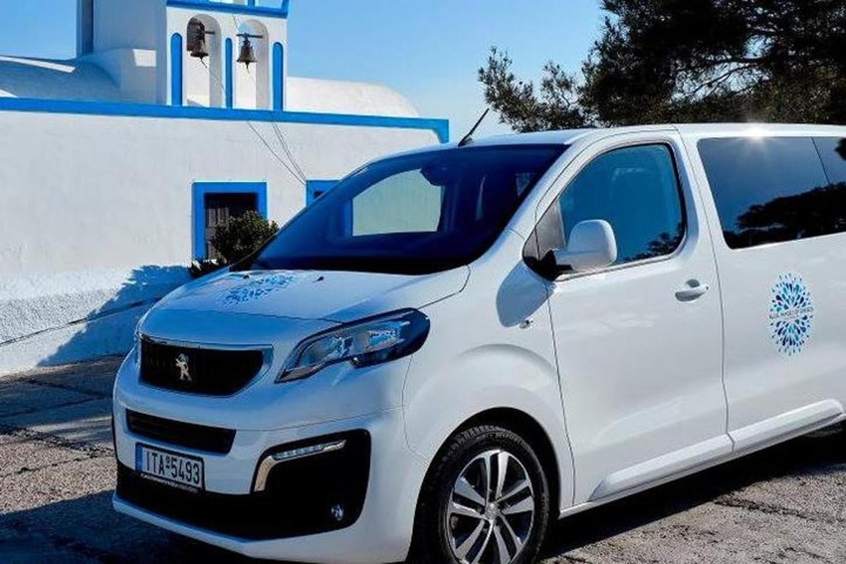 ένα άσπρο αυτοκίνητο παρκαρισμένο μπροστά από ένα κτίριο
